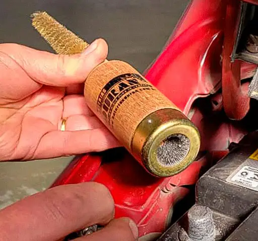 Escova para limpar terminais e bateria_3